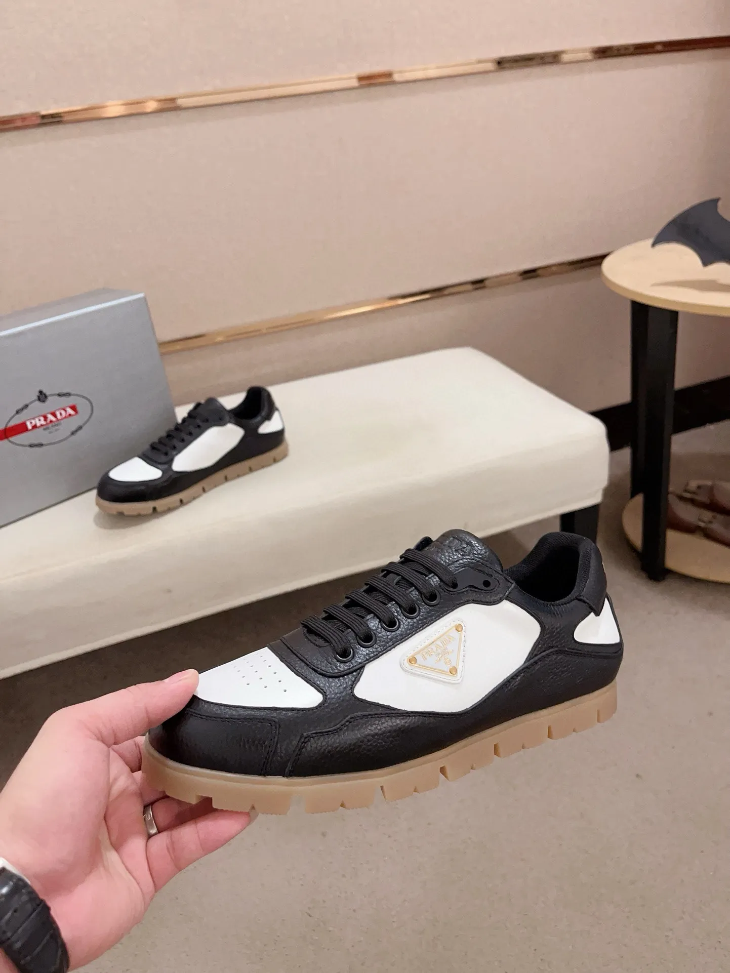 Men's shoes 💰 540💰 ✔️✔️✔️Higher version High-quality new PRADA (Prada) counters are launched at the same time. The new men's shoes and 😘 fabrics are made of high-tech glue-making technology. Lining: Full cowhide lining. 👍🏿 High-end ☄️ air-cushion molded anti-slip rubber outsole, exquisite lines, simple and elegant, comfortable and high-end for leisure travel. Code number: 38 to 44 (45 can be customized and cannot be returned or exchanged)
